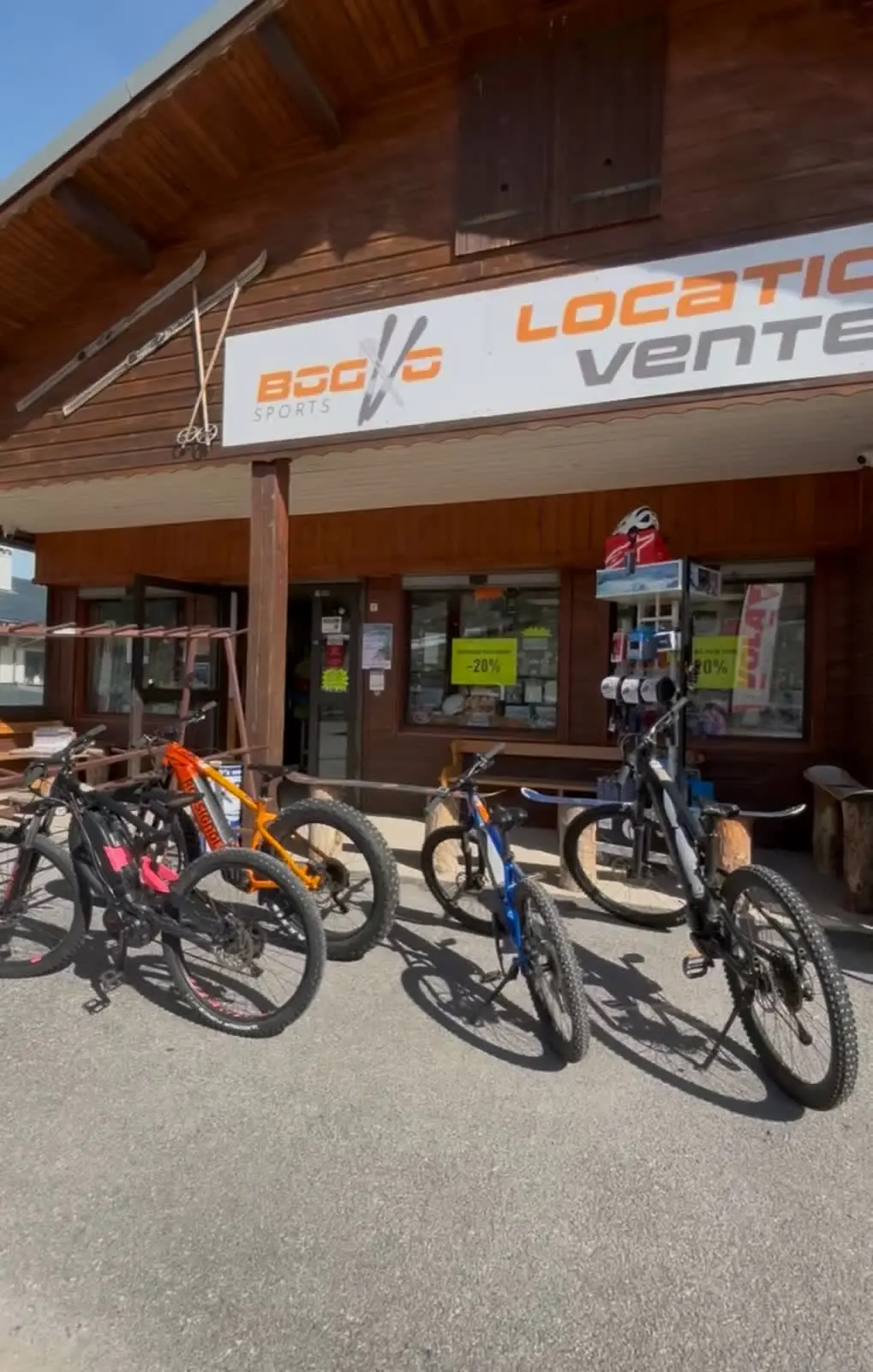 La boutique Bogho Sports au pied des pistes, avec ses VTT électriques
